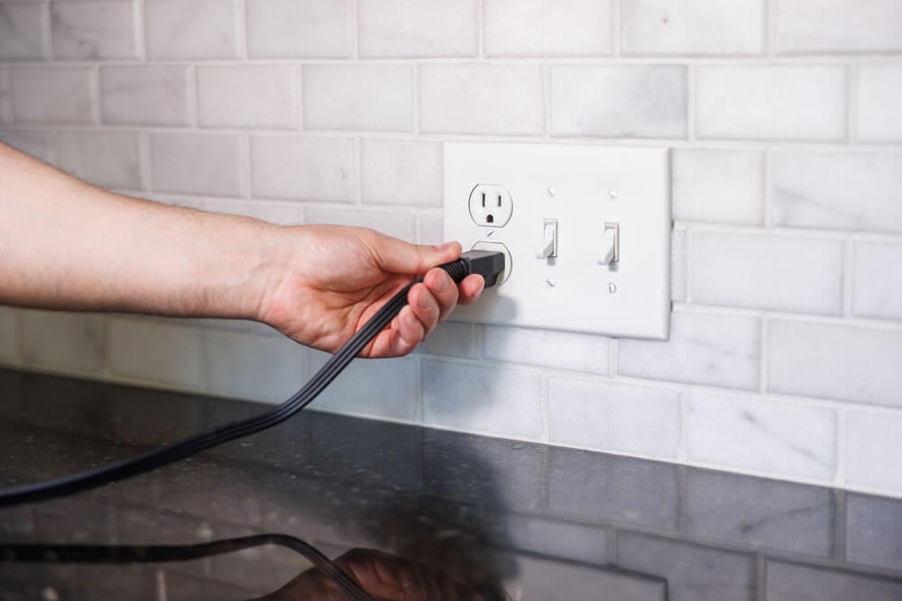 Hand plugging in an outlet