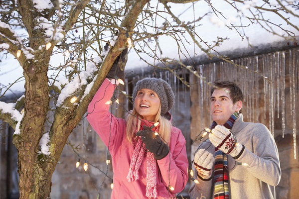 Tips for Hanging Lights This Holiday Season