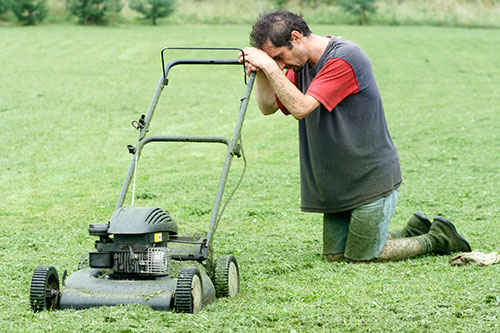 – iStock 95263914 – 8 Common Lawn Care Mistakes