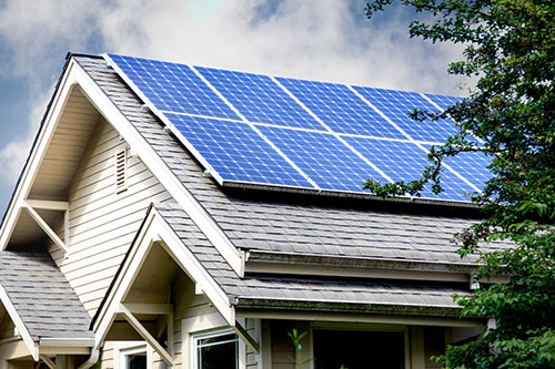 – iStock 985363900 – Going Solar: Here’s a Primer to Help You Make the Leap