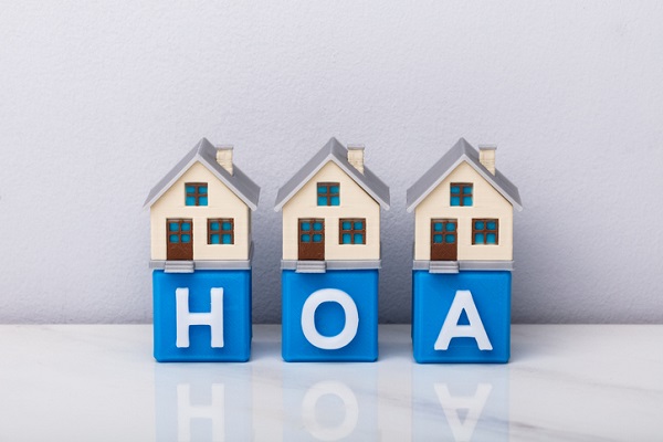 Explaining the Pros and Cons of HOAs to Clients